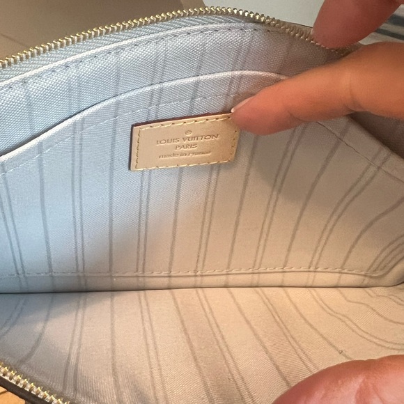 LouisVuitton Tahitienne Cities pouch destination collection. Knokke Belgium. - Picture 8 of 10